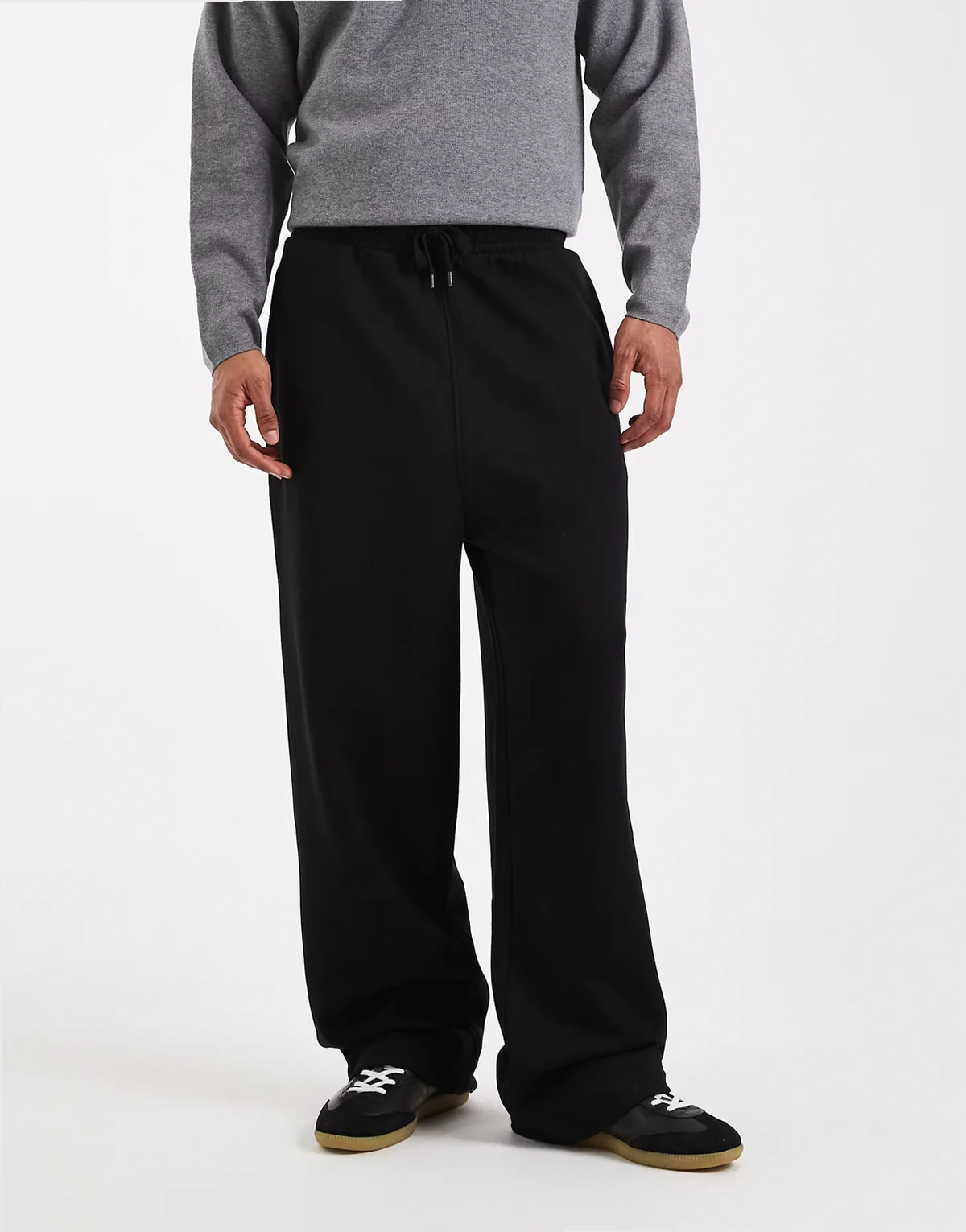 – Basic-Jogginghose in Schwarz mit weitem Bein