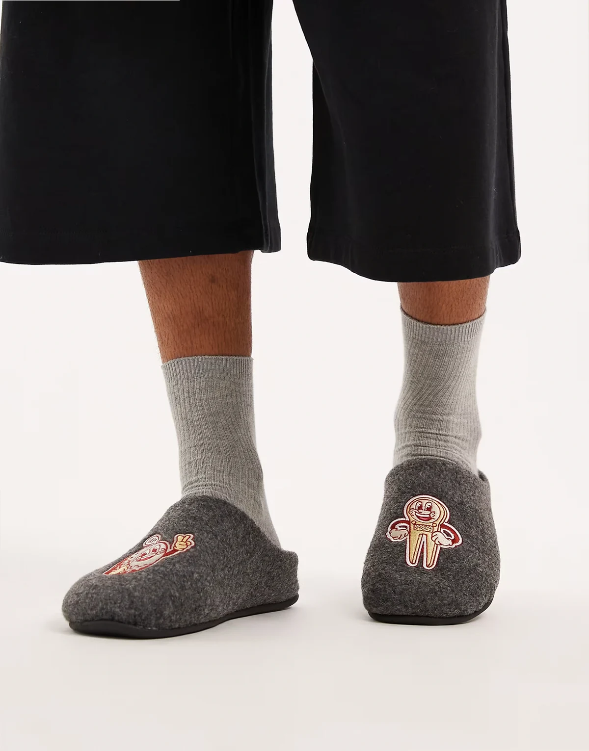 mule slipper in gray felt with golf graphic
