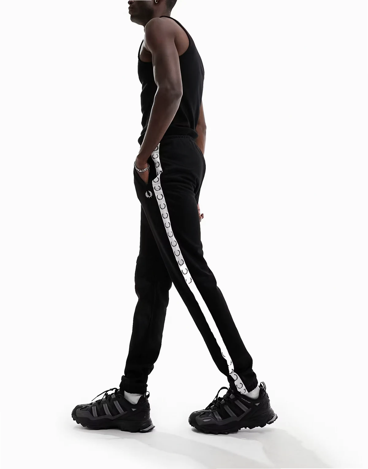 – Czarne joggersy z ozdobną taśmą