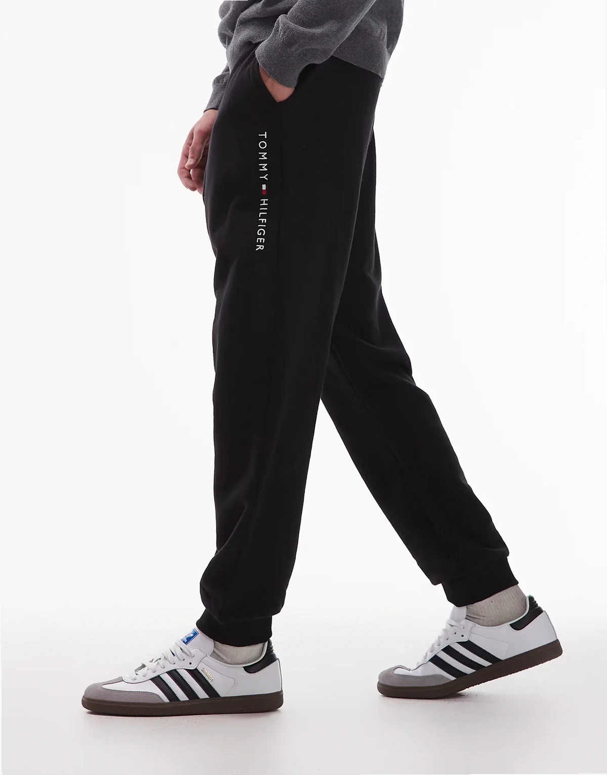 – Czarne joggersy z logo