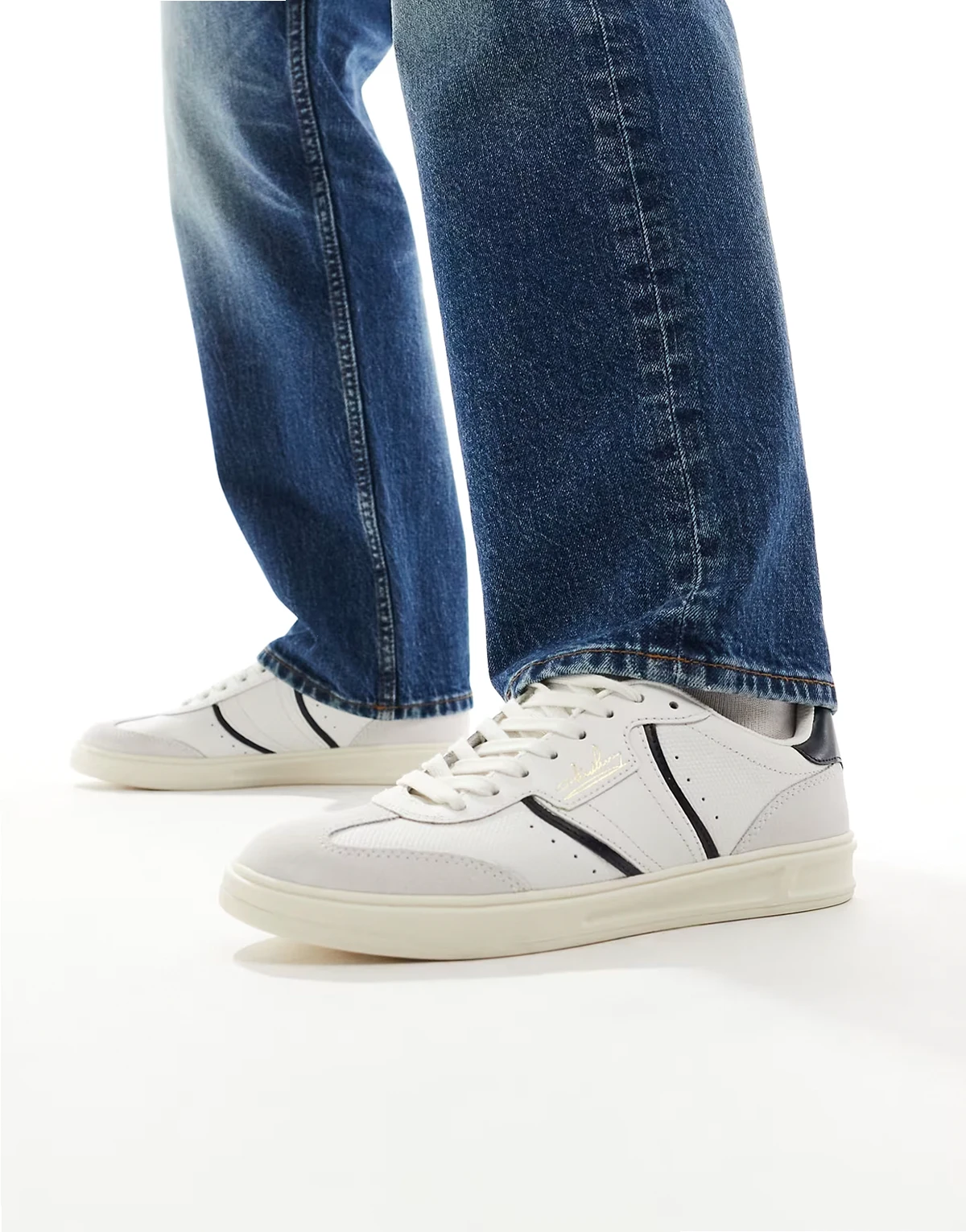 – Białe buty sportowe ze skóry i zamszu