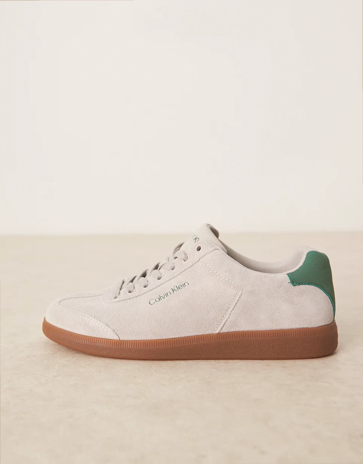 – Niskie zamszowe buty sportowe w kolorach złamanej bieli i zielonym z gumową podeszwą