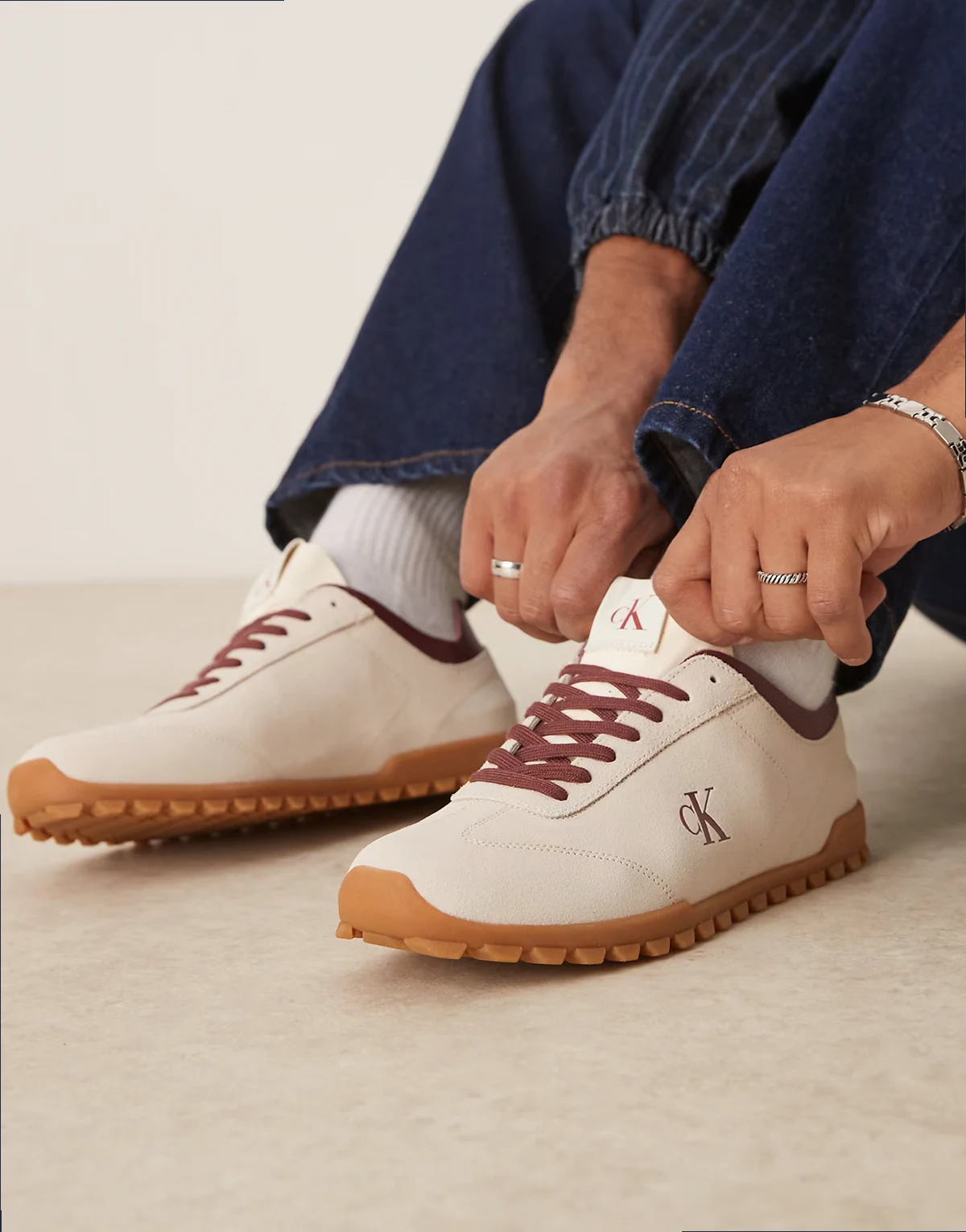 – Zamszowe buty przed kostkę w kolorze złamanej bieli z gumową podeszwą