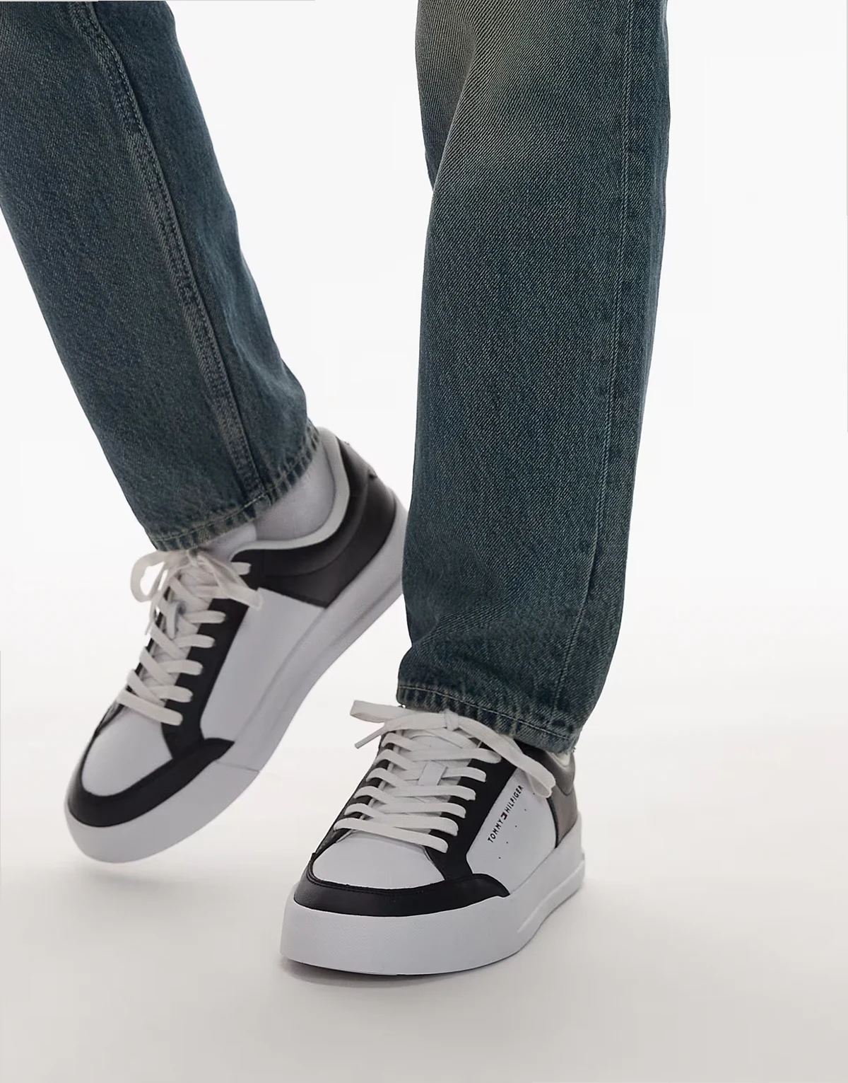 – Court-Sneaker in Weiß und Marineblau