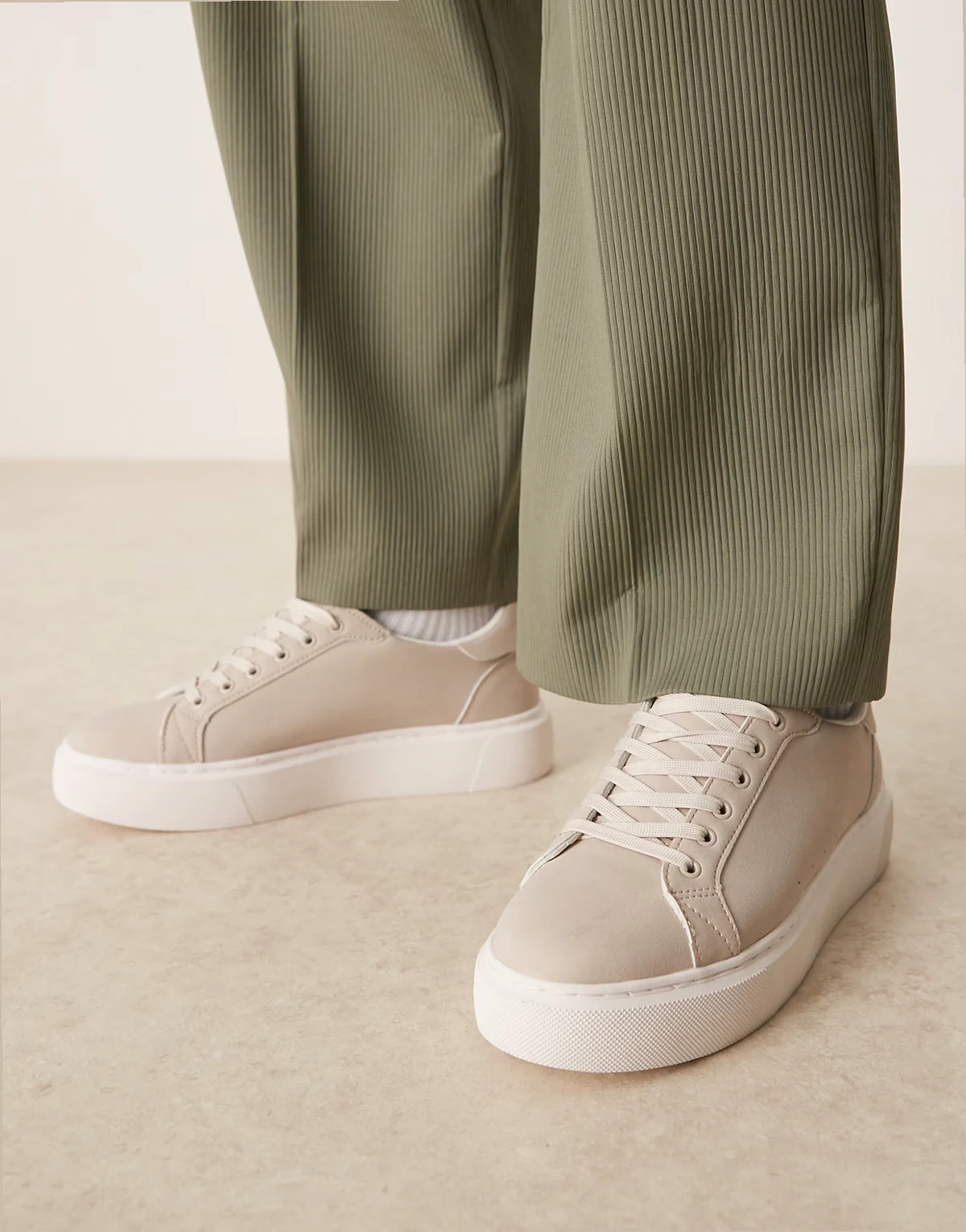 – Sneaker zum Schnüren in Grau