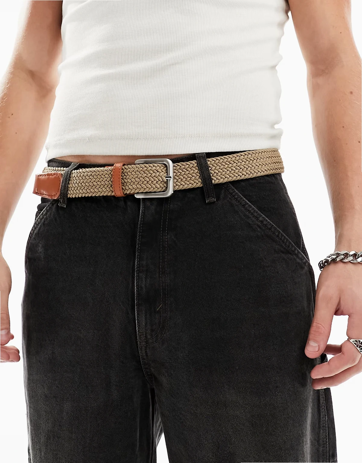 – Jasnobrązowy pleciony pasek z klamrą