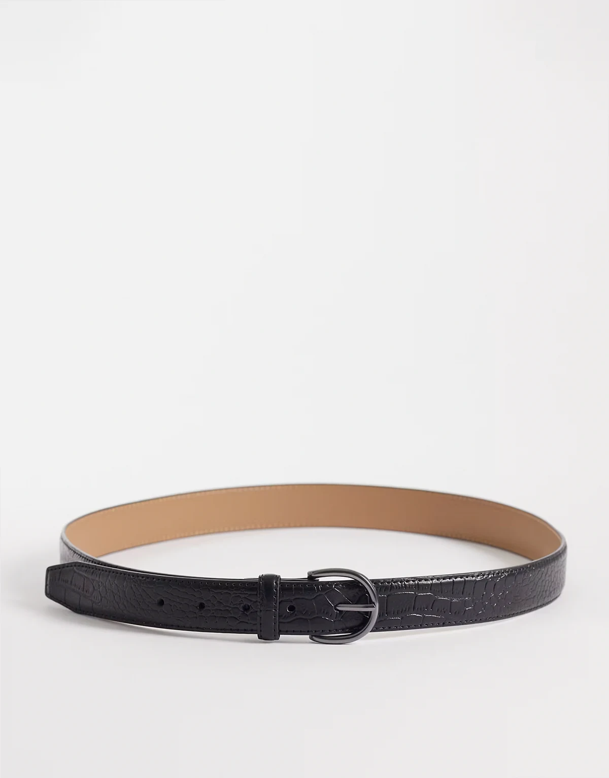 – Fakturowany skórzany pasek w czarnym kolorze