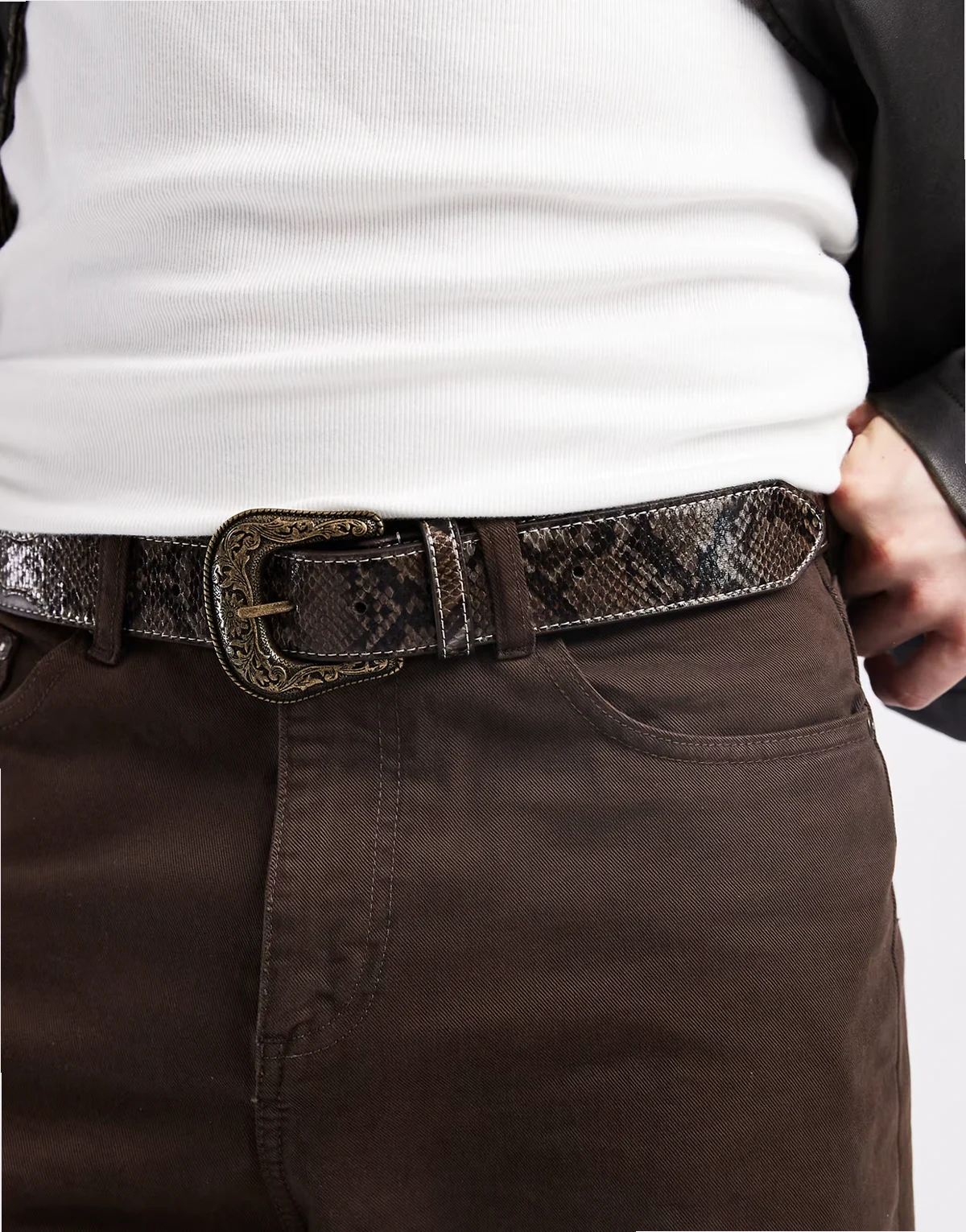 – Western-Gürtel aus braunem Kunstleder mit Detail in Schlangenlederoptik