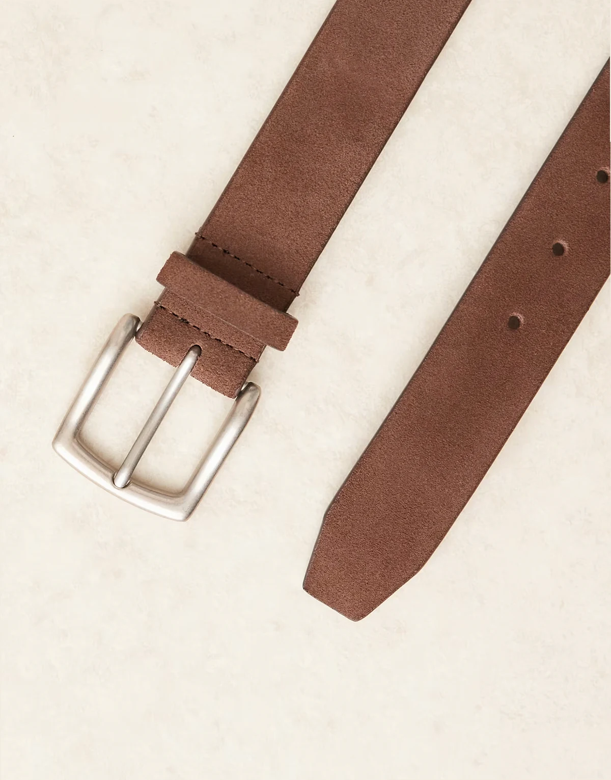 – Eleganter Wildleder-Gürtel in Dunkelbraun mit silberfarbener Schnalle