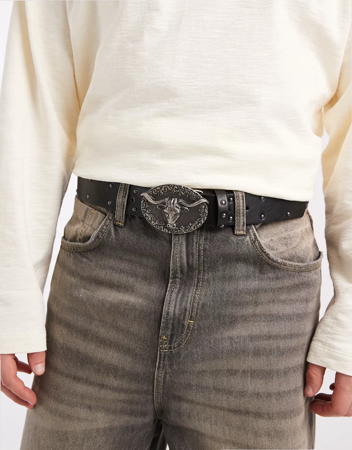 – Mit Nieten besetzter Gürtel in Schwarz aus Kunstleder mit Bullen-Motiv auf der Schnalle