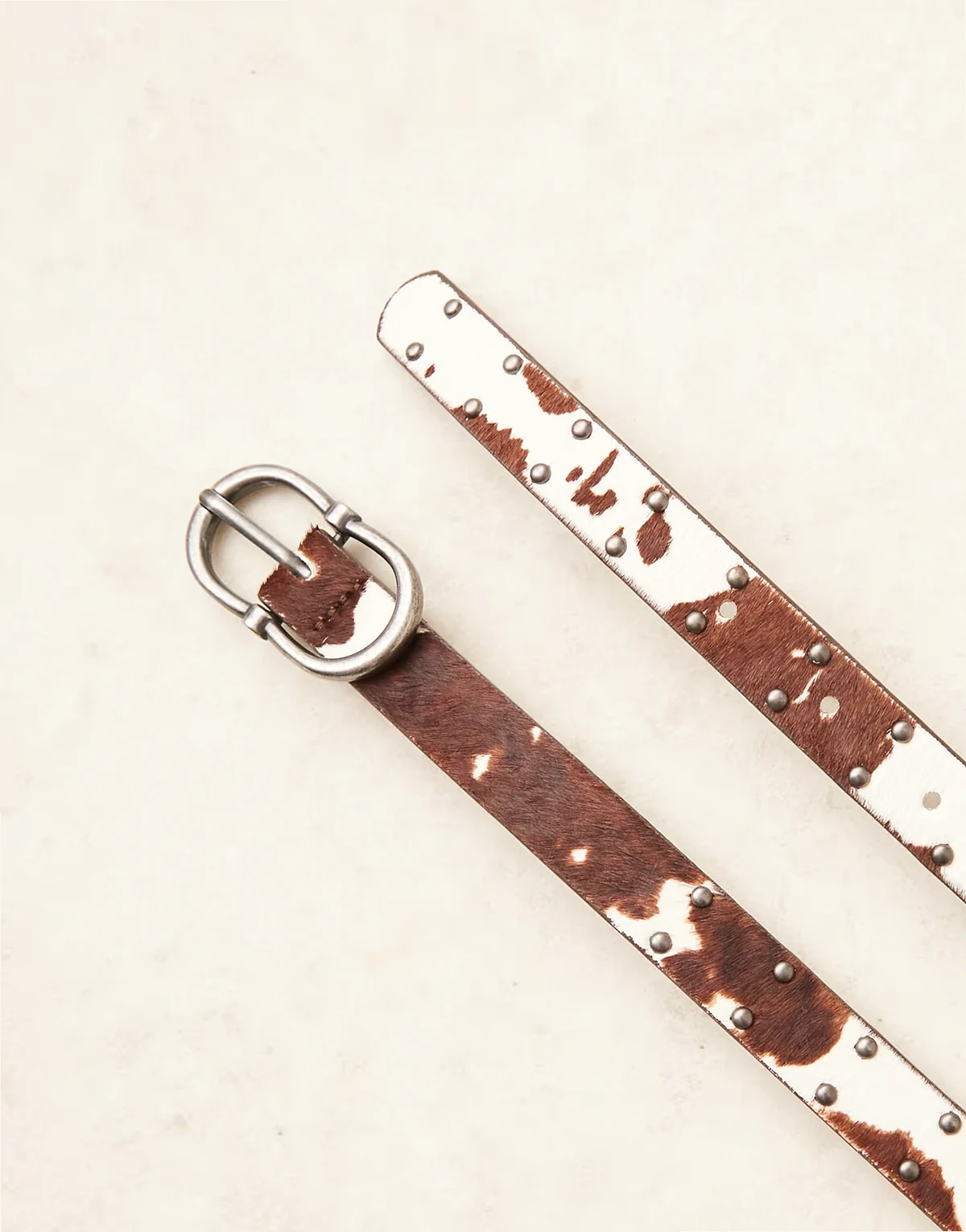 – Schmaler Western-Gürtel aus Leder mit Kuhfellmuster