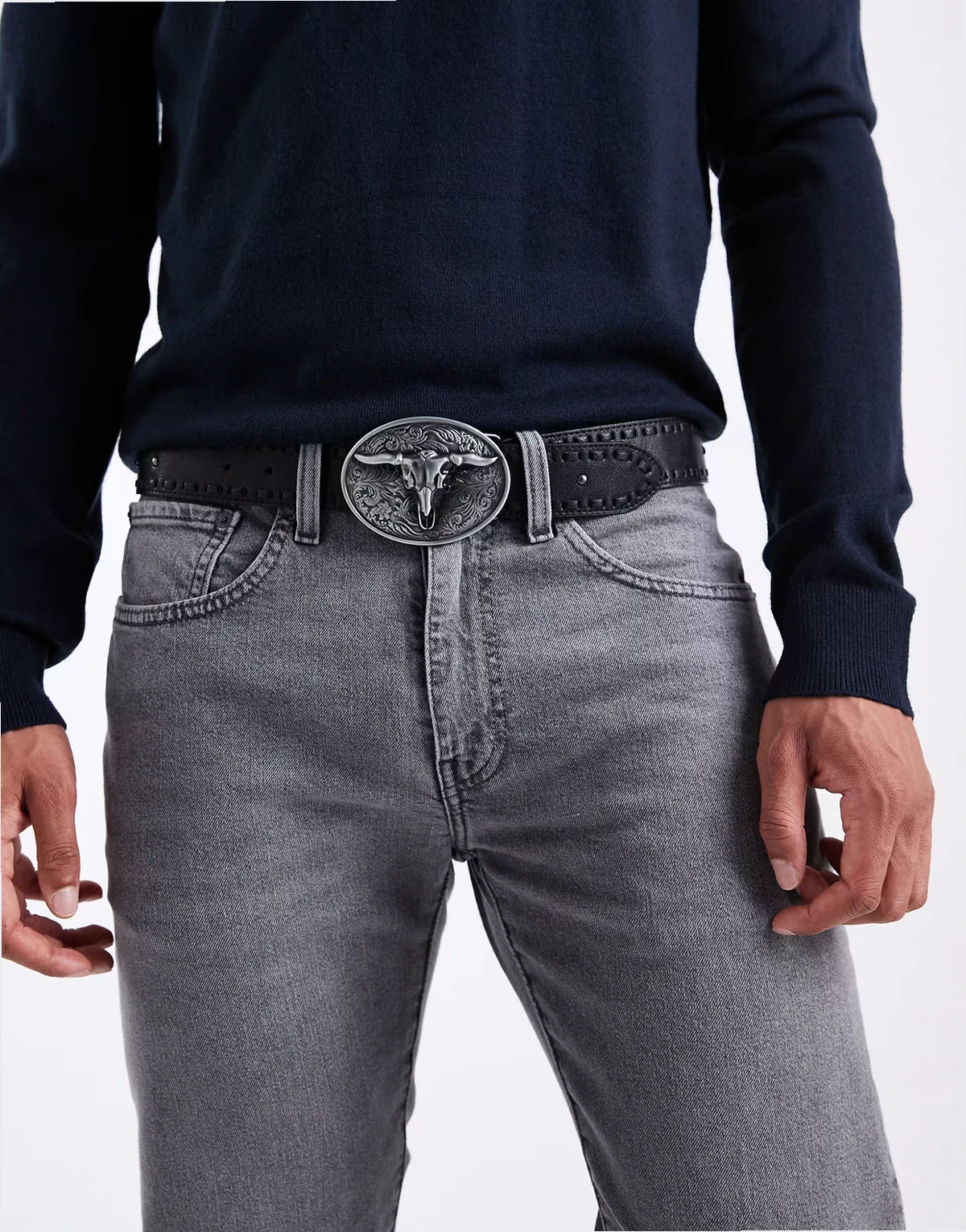 – Gürtel aus schwarzem Kunstleder mit plattierter Schnalle, Akzenten im Überwendlingsstich und Nieten