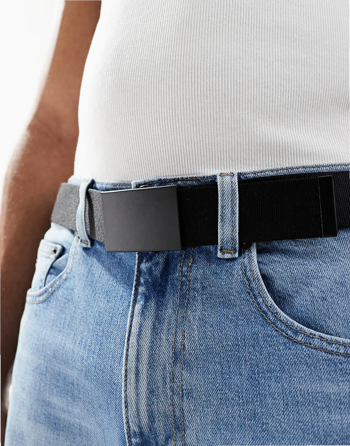 – Czarny parciany pasek z matową sprzączką