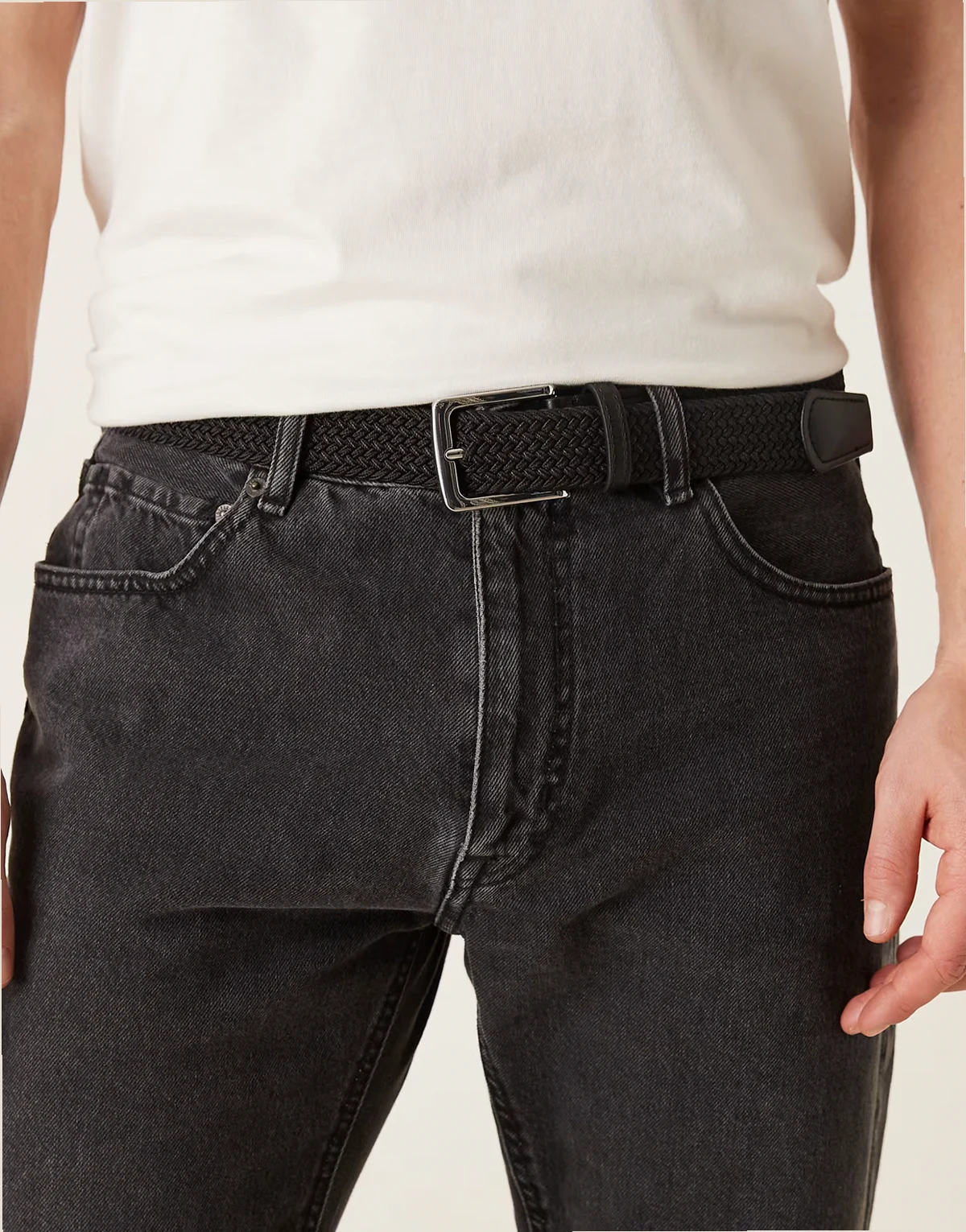 – Pleciony czarny pasek ze wstawkami z imitacji skóry