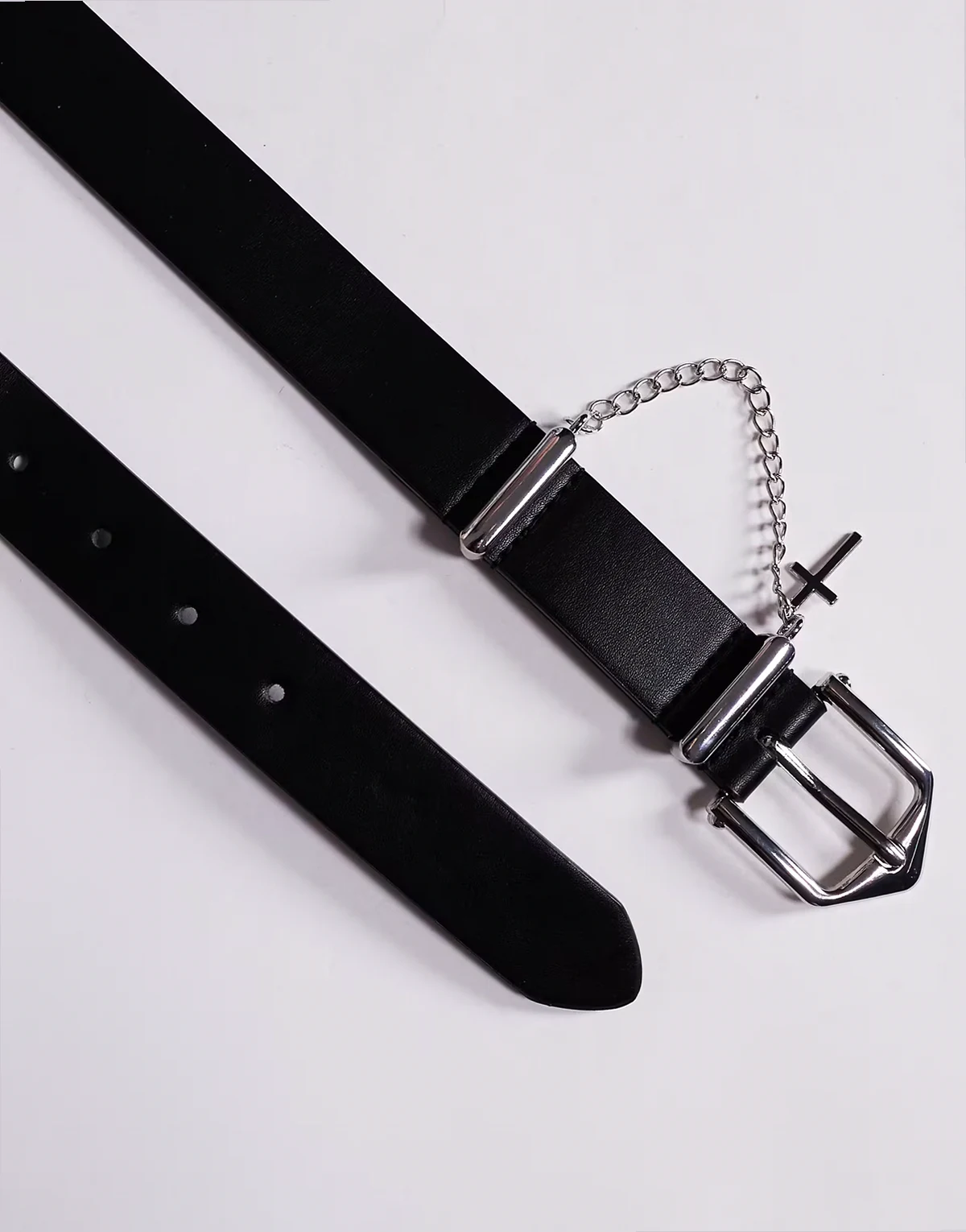 – Czarny pasek z krzyżykiem i łańcuszkiem