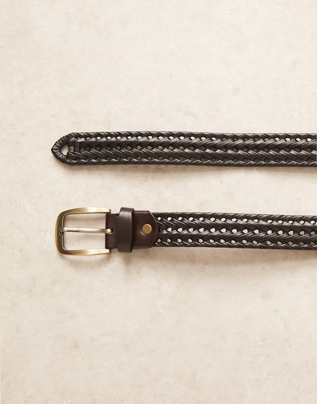 – Eleganter, gewebter Ledergürtel in Braun mit goldfarbener Schnalle
