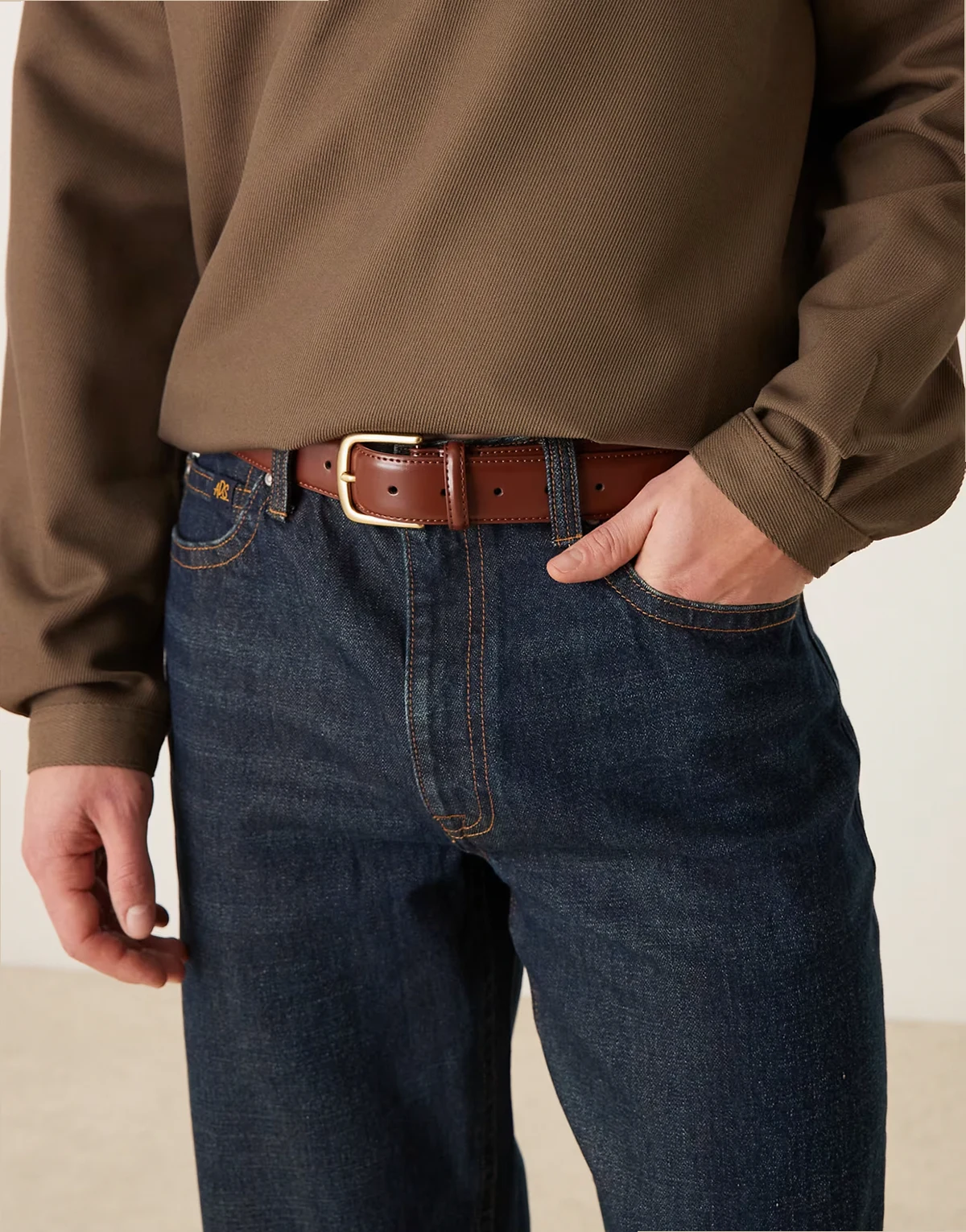 – Eleganter Ledergürtel in Braun mit goldener Schnalle