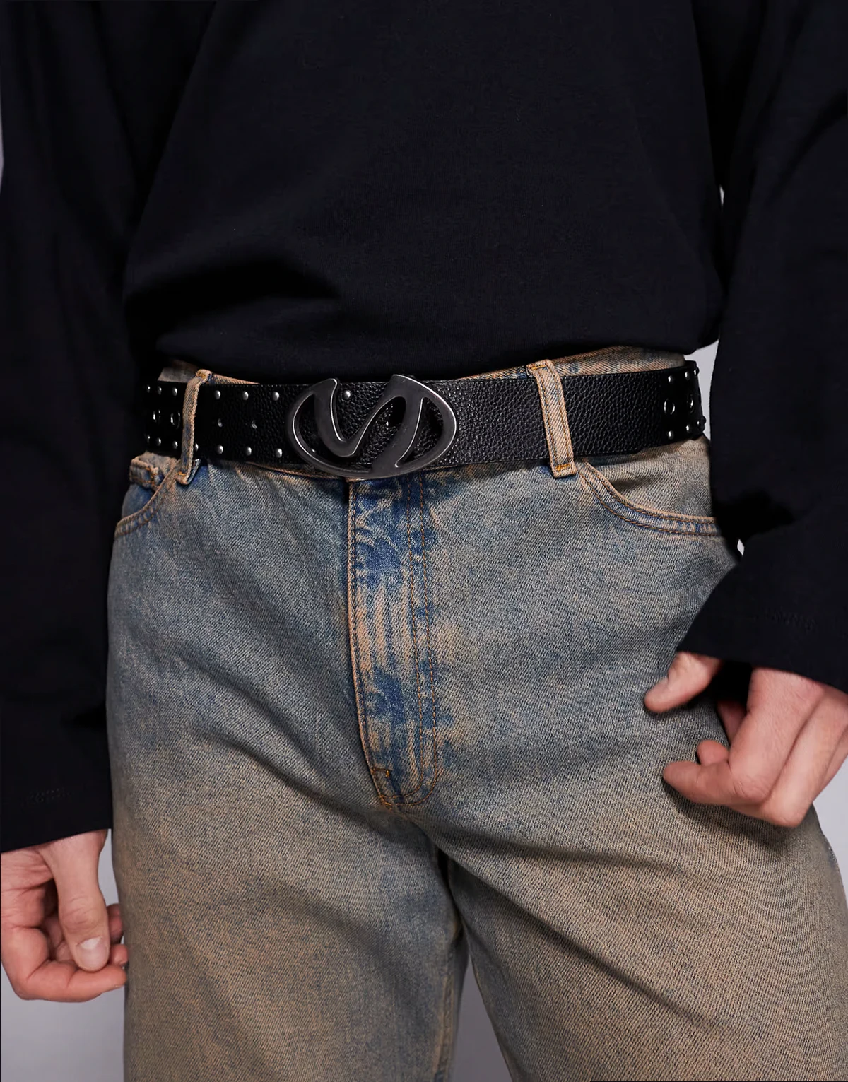 – Czarny pasek z owalną klamrą z efektem stopienia i ozdobnymi otworami