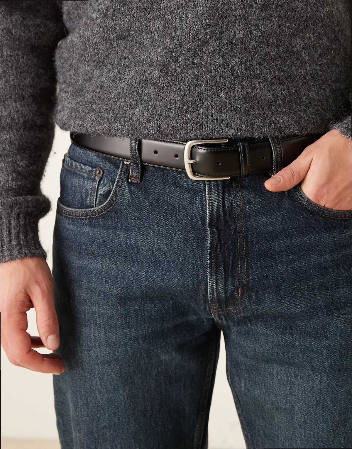 – Eleganter Gürtel aus Leder in Schwarz mit silberner Schnalle