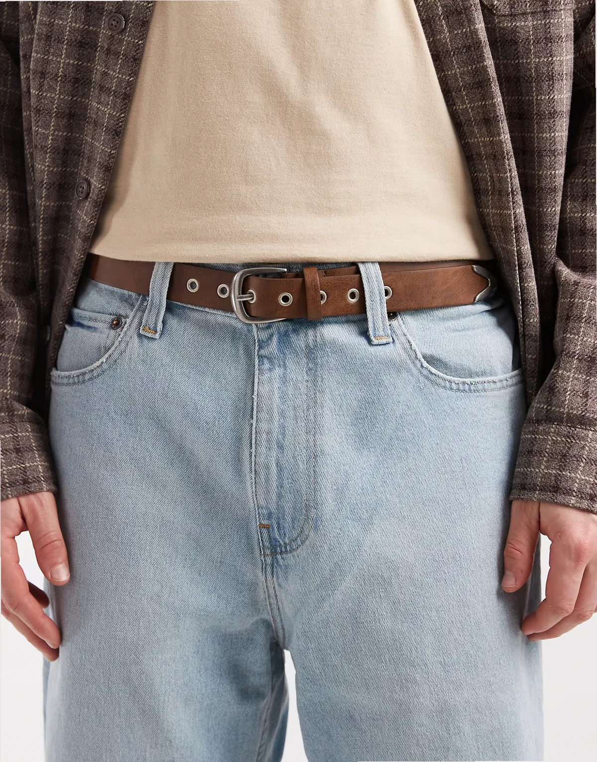 – Brązowy pasek z metalowymi oczkami i metalową końcówką