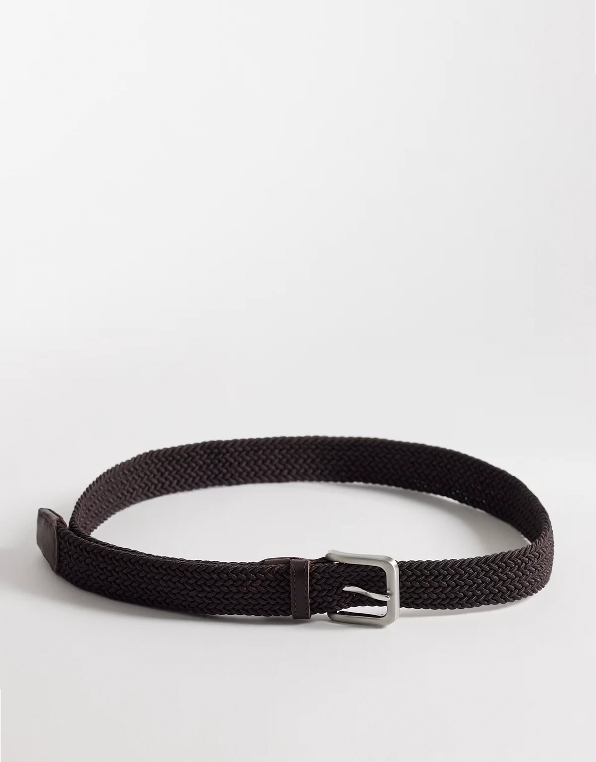 – Brązowy pleciony pasek