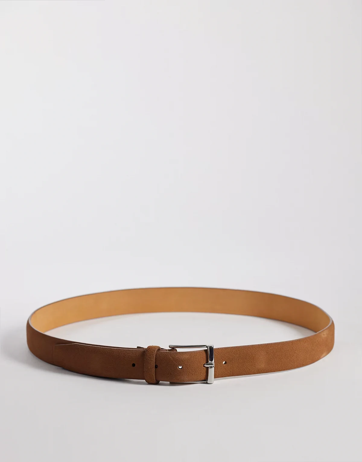 – Jasnobrązowy pasek ze skóry ze srebrną sprzączką
