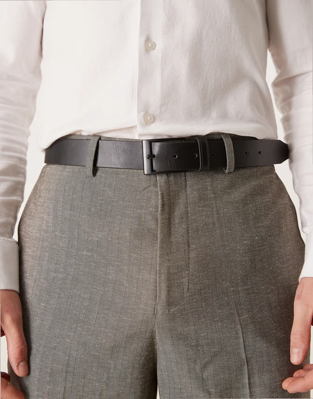 – Gürtel aus schwarzem Kunstleder mit schwarzer Schnalle