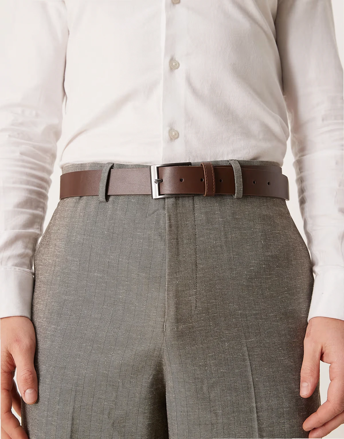 – Brązowy pasek z imitacji skóry z grafitową sprzączką