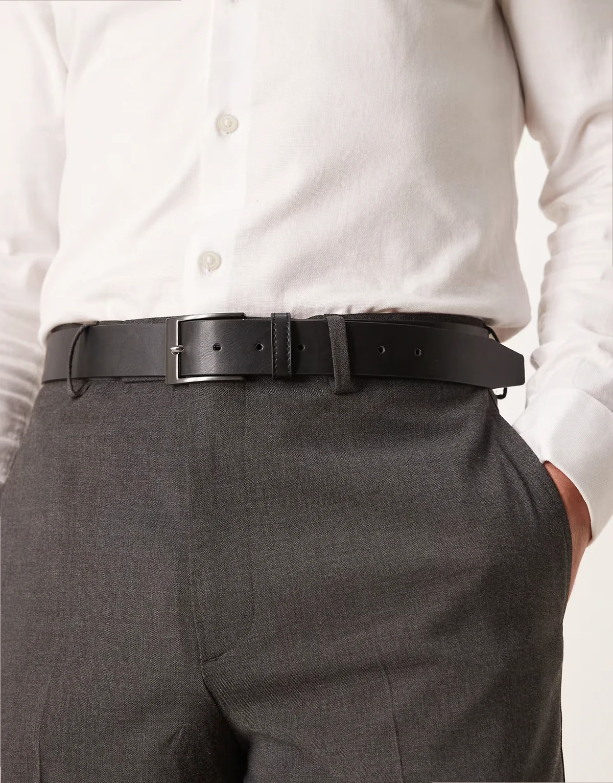– Kunstledergürtel in Schwarz mit stahlgrauer Schnalle