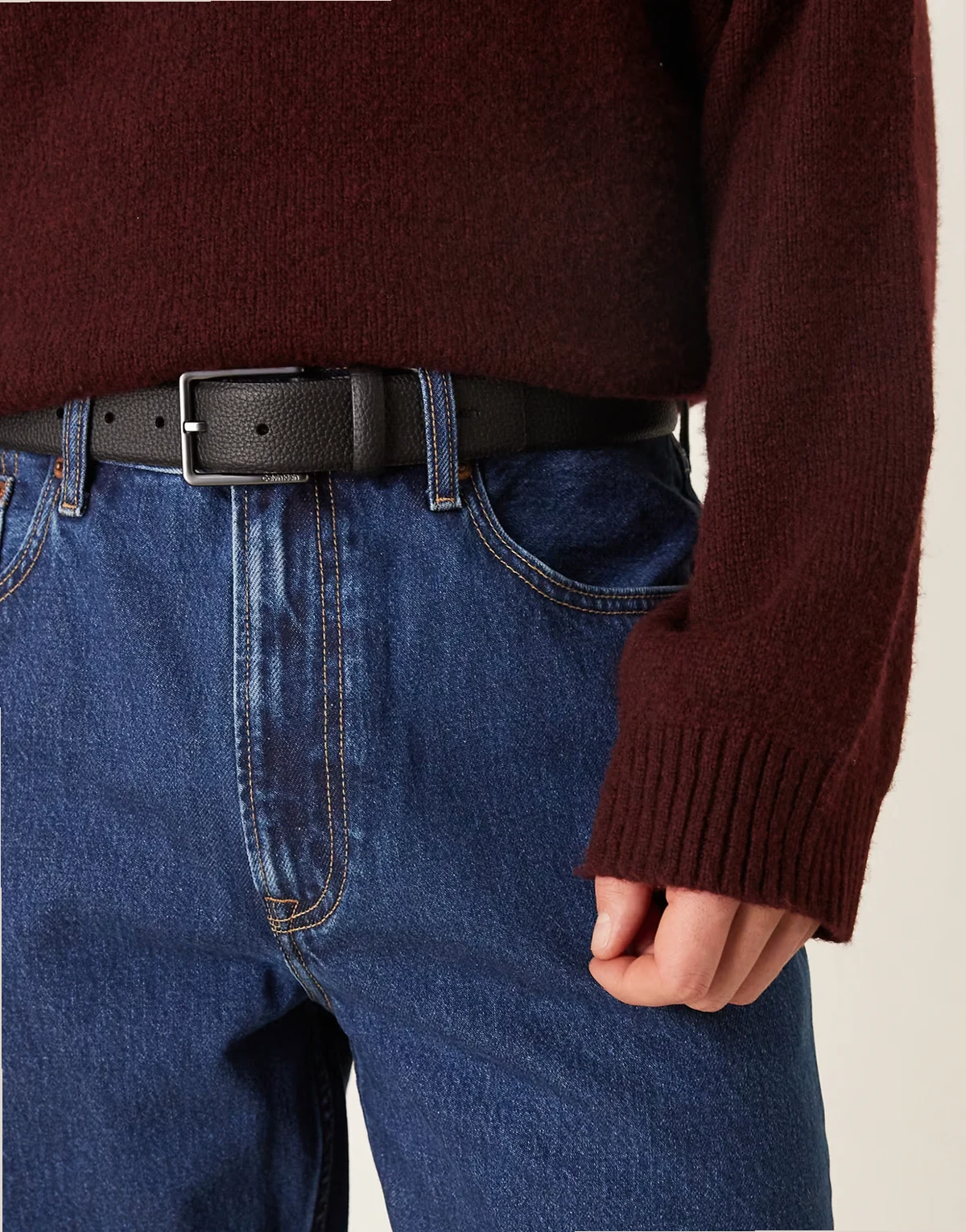 Jeans – Czarny pasek z naturalnej skóry o ziarnistej fakturze ze stalowoszarą klamrą