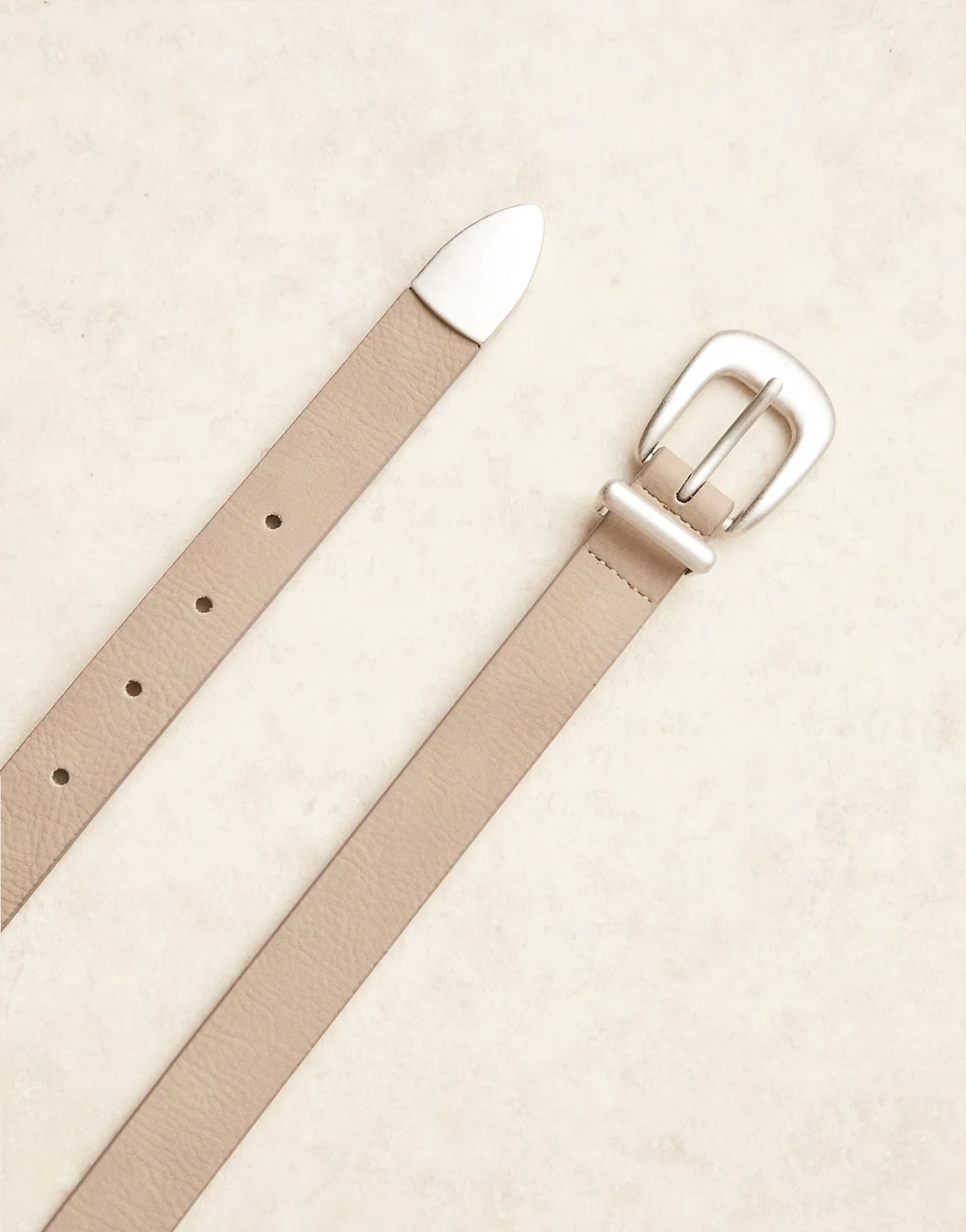 – Schmaler Gürtel in Steinbeige mit gebogener Schnalle und Metallspitze