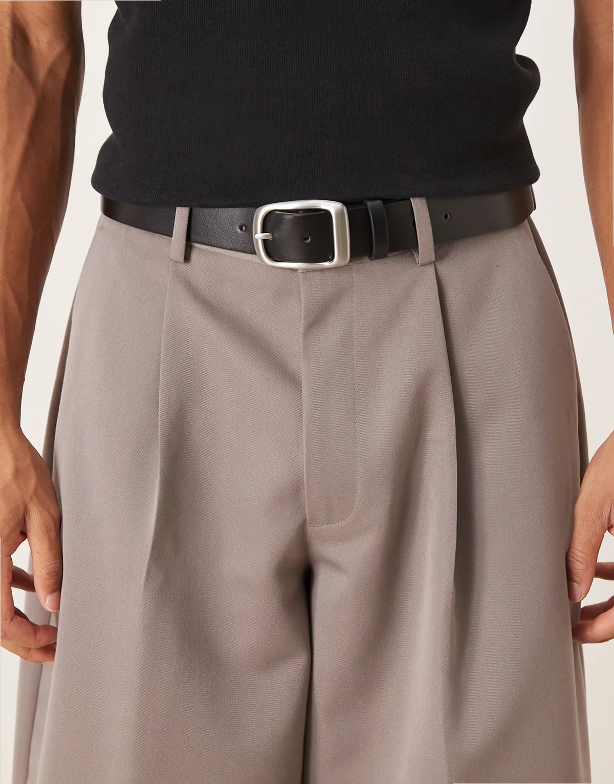 – Eleganter Gürtel aus schwarzem Kunstleder