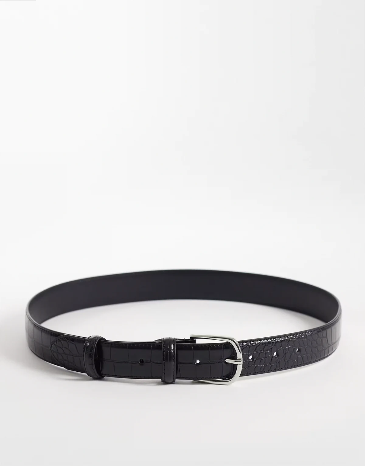 – Schmaler Gürtel aus Kunstleder in Schwarz mit Kroko-Struktur und abgerundeter, silberfarbener Schnalle
