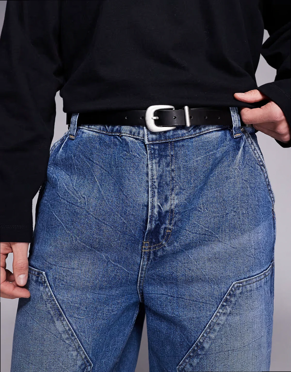 – Schmaler Gürtel in Schwarz mit gebogener Schnalle und Metallspitze