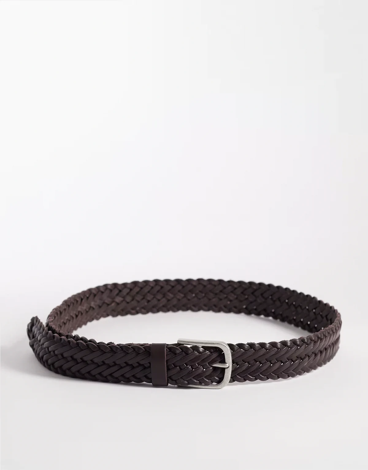 – Ciemnobrązowy pleciony pasek