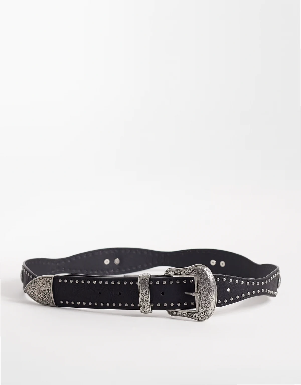 – Western-Gürtel aus Kunstleder in Schwarz mit Nietenbesatz und gravierter, strukturierter Schnalle in Silberoptik