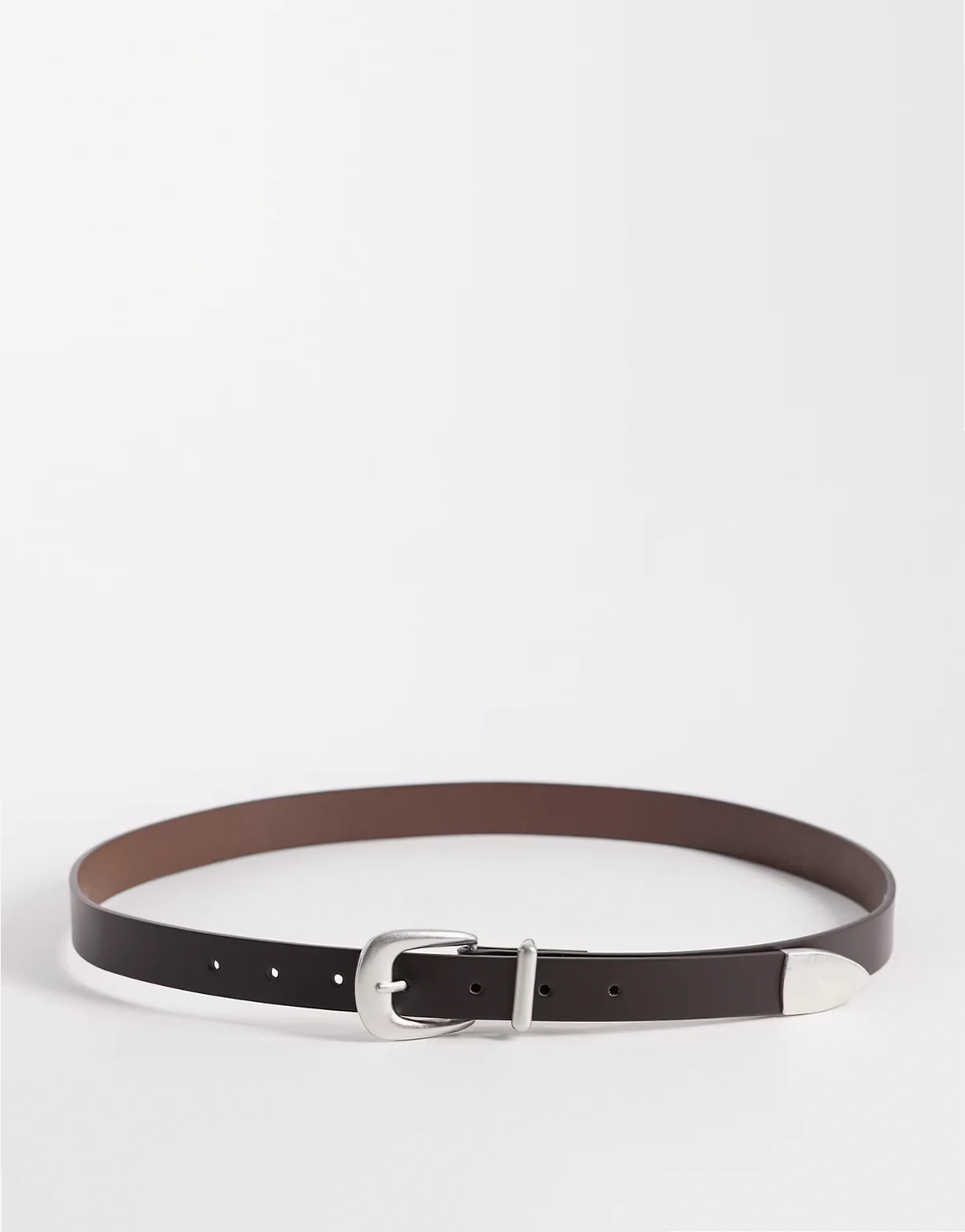 – Brązowy wąski pasek ze srebrną zaokrągloną klamrą i metalową końcówką
