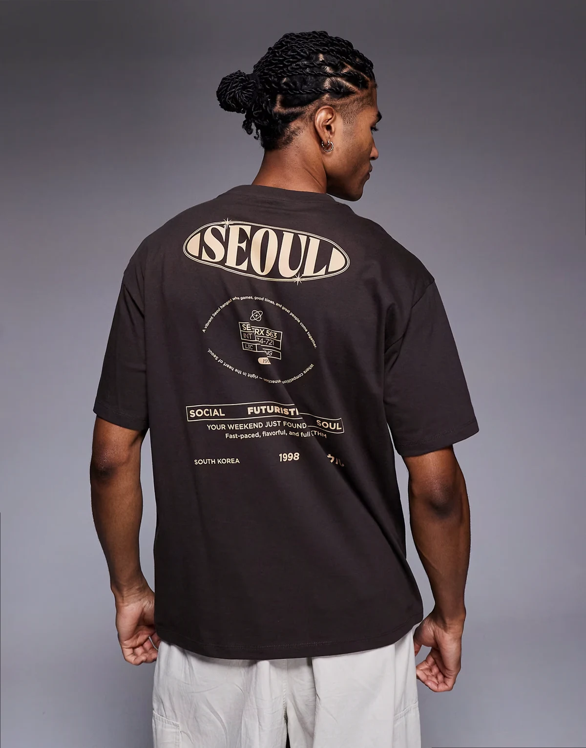 – Ciemnobrązowy, luźny T-shirt z grafiką i napisem „Seoul”