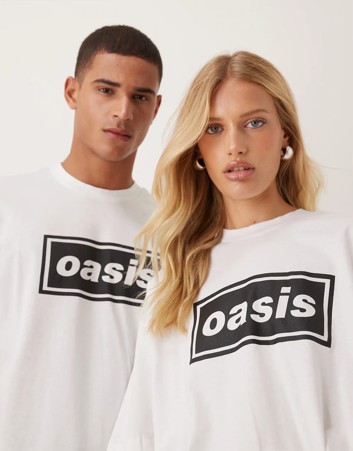 – Biały T-shirt unisex o fasonie oversize z napisem OASIS