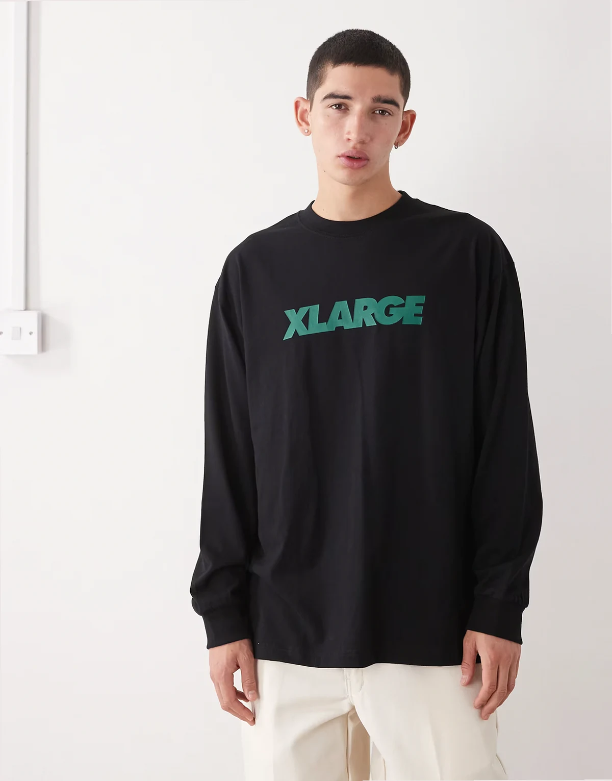 – Czarny T-shirt z długimi rękawami i logo