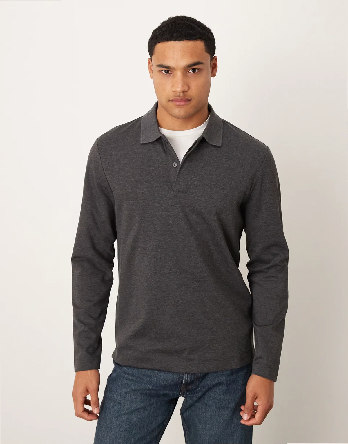 – Grafitowy top z kołnierzykiem polo i długimi rękawami