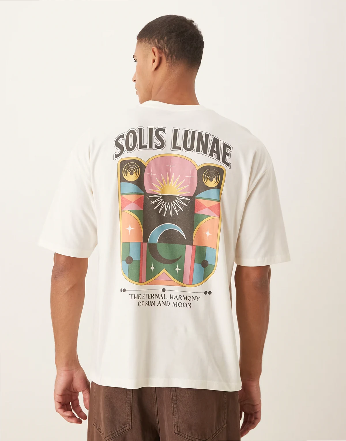 – Kremowy luźny T-shirt z astrologiczną grafiką