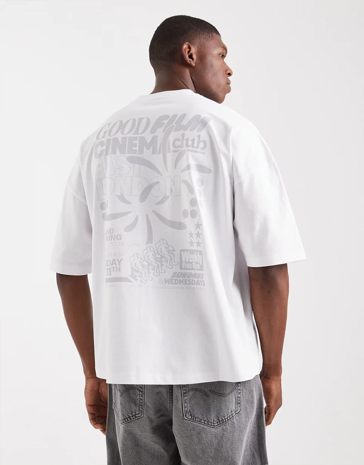 – Biały T-shirt oversize z obniżoną linią ramion i nadrukiem
