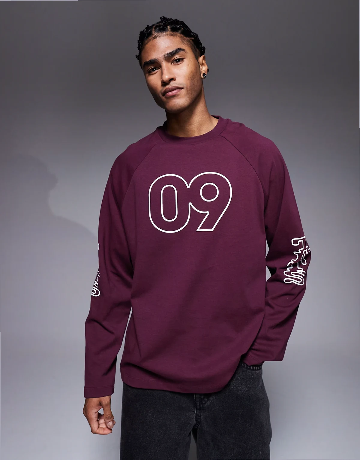 – Bordowy T-shirt oversize z długim rękawem raglanowym i flokowaną grafiką w sportowym stylu