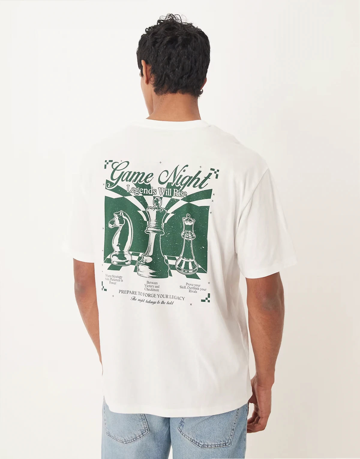 – Kremowy luźny T-shirt z grafiką z szachami