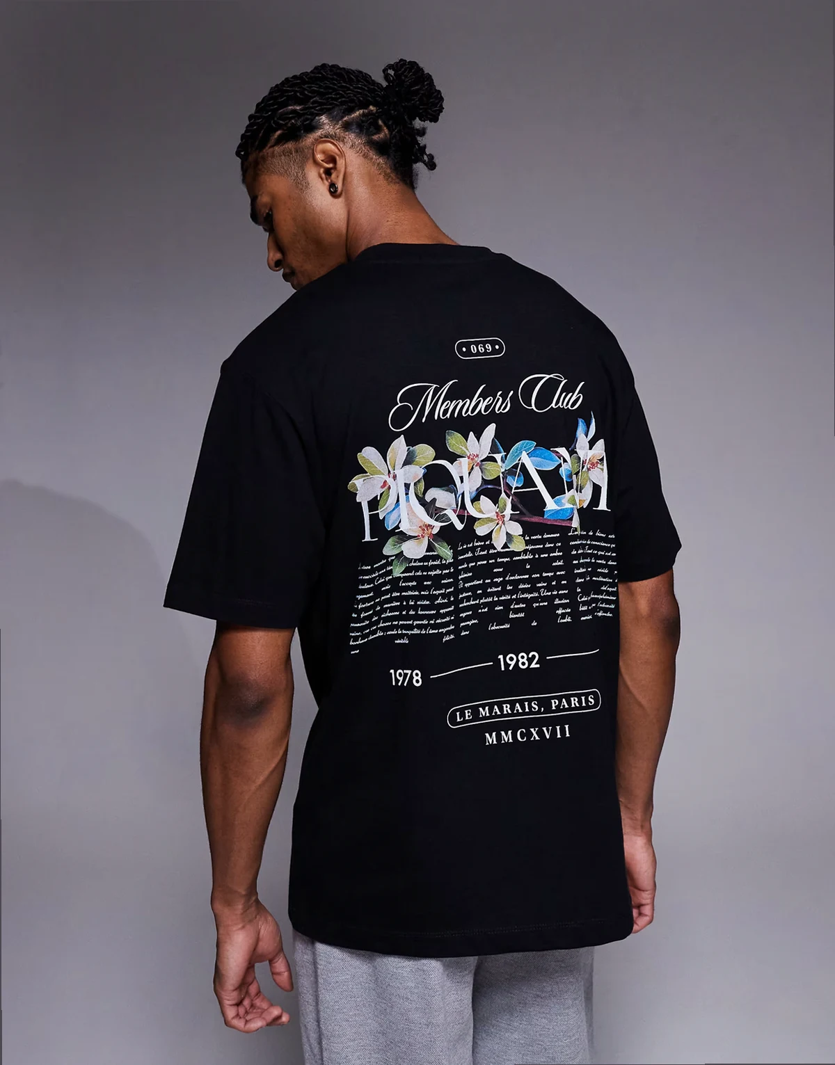 – Czarny T-shirt o luźnym kroju z kwiatową grafiką