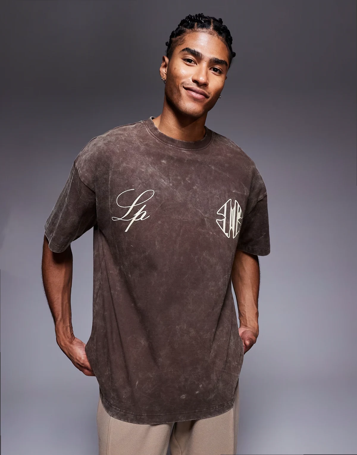 – T-shirt o luźnym kroju i gramaturze 250 g/m² w spranym brązowym kolorze z gotyckim nadrukiem