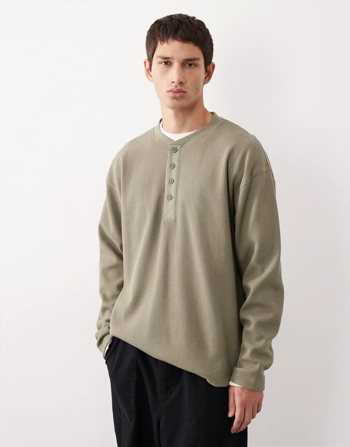 – AC-T-253 – Schweres, langärmliges Henley-Shirt in Khaki mit Waffelstruktur und Oversize-Passform