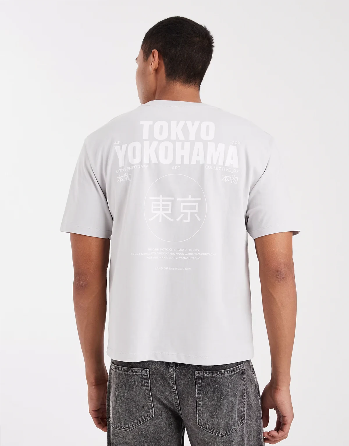 – Jasnoszary T-shirt o luźnym kroju z nadrukiem Tokyo