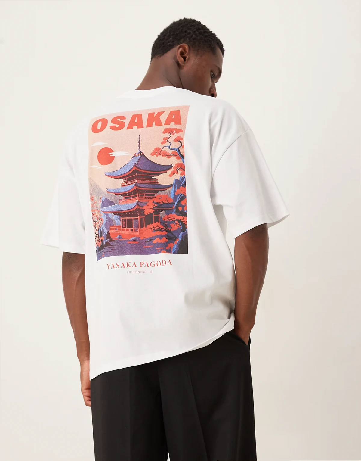 – Oversize-T-Shirt in Weiß mit Japanische-Stadt-Rückenprint